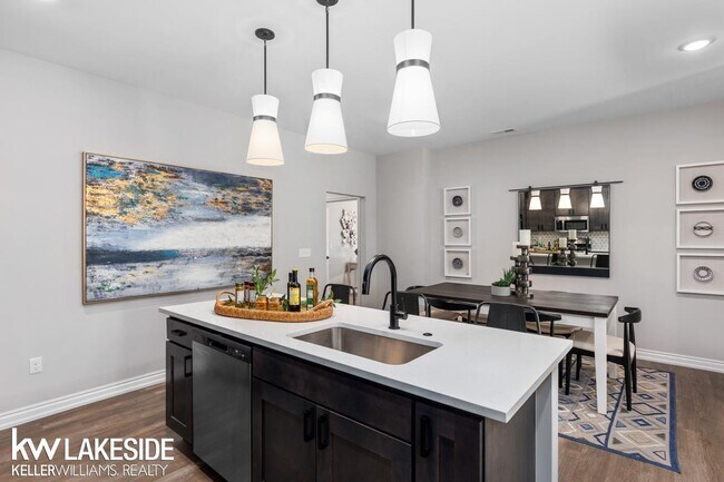 Building Photo - 8505 Valley Dr