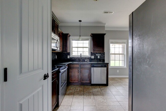 Building Photo - --AVAILABLE NOW! MOVE-IN READY!!!