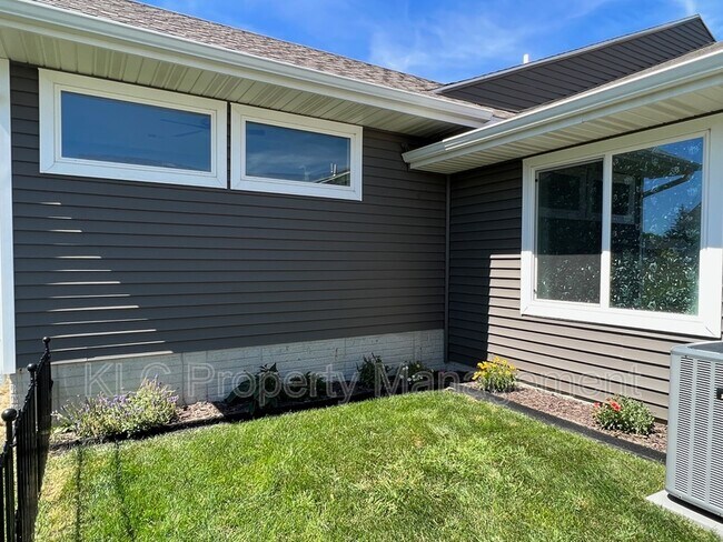 Building Photo - 2301 Redmond Ave