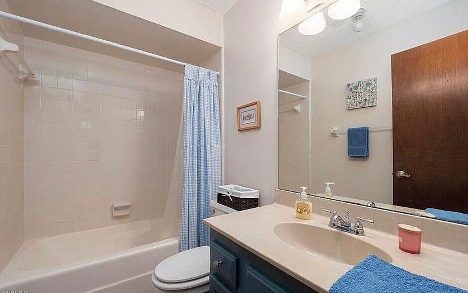 Building Photo - 8079 Village Gate Ct