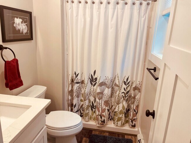 Building Photo - New 3 bed, 3 bath house with in law apt on...