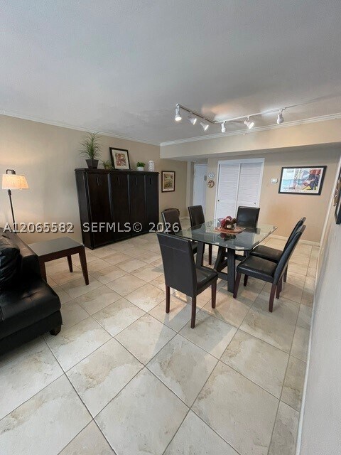 Building Photo - 5001 Collins Ave