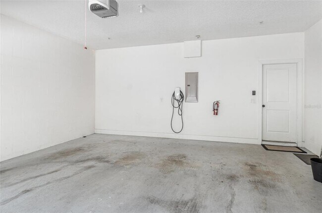 Building Photo - 2233 E Kaley Ave
