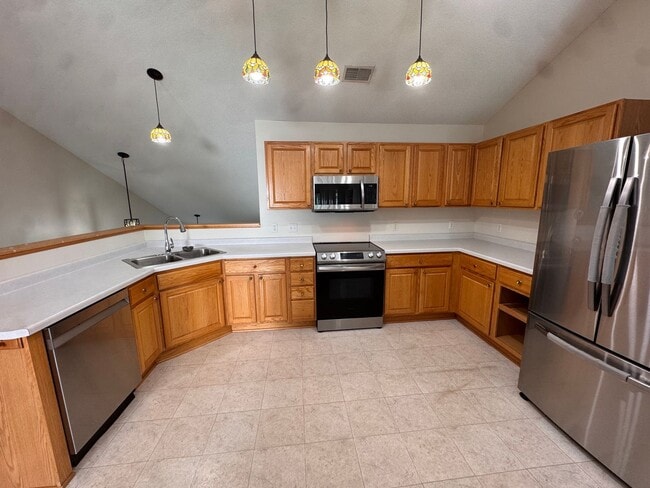 Building Photo - Luxurious 3 Bedroom, 2 Bathroom GORGEOUS townhome!