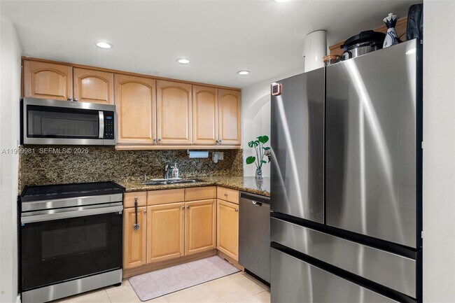 Building Photo - 1915 Brickell Ave