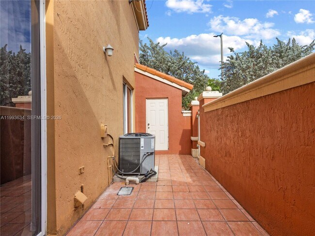 Building Photo - 6201 NW 114th Pl