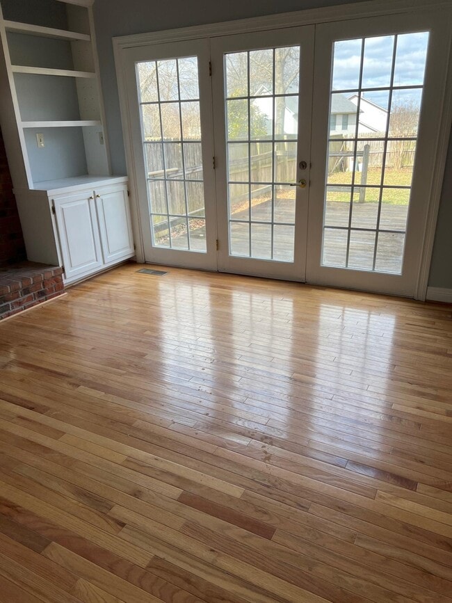 Building Photo - 929 Woodglen Ct