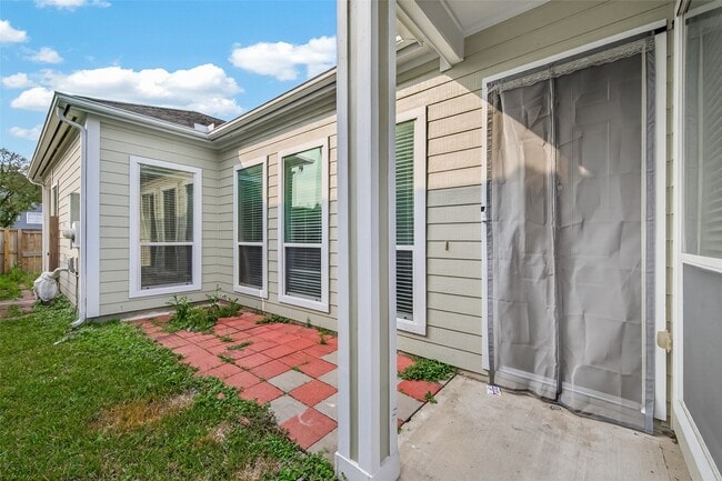 Building Photo - 14927 Tuttle Point Dr