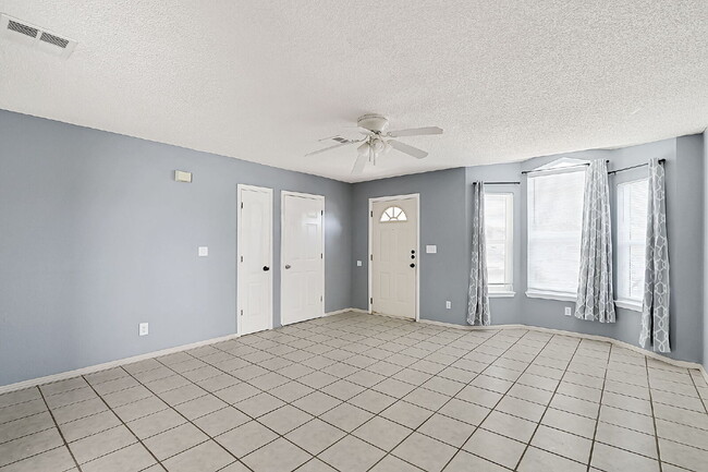 Building Photo - "Charming 3-Bedroom Home in El Paso with Spacious Living Areas – 1251 Sq Ft of Comfort!"