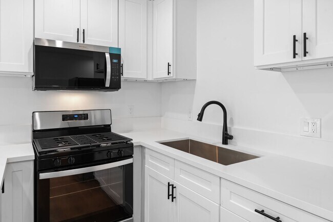 Building Photo - Newly Remodeled 1 Bed, 1 Bath Apartment in Prime Silver Lake!