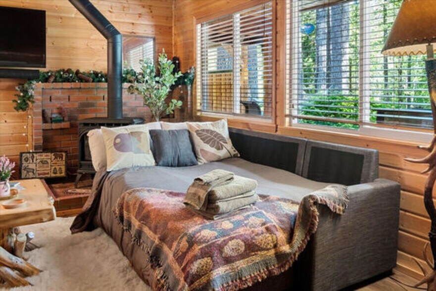 Building Photo - 321 Paradise Dr