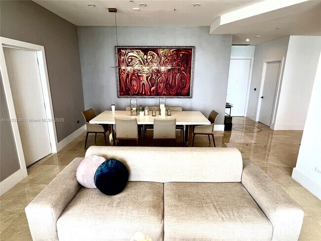 Building Photo - 848 Brickell Key Dr