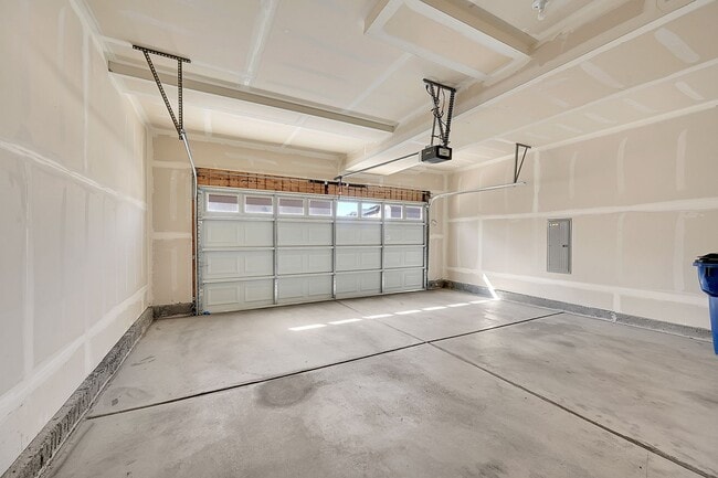 Building Photo - 3 bed 3 bath townhome in gated community w...