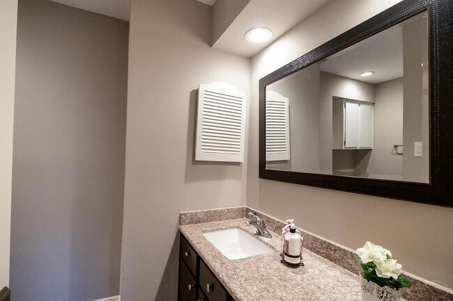 Building Photo - 913 Memorial Village Dr