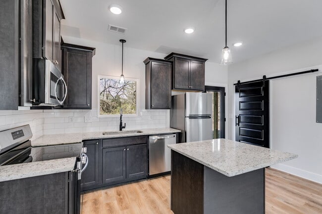 Building Photo - 319 Bledsoe St