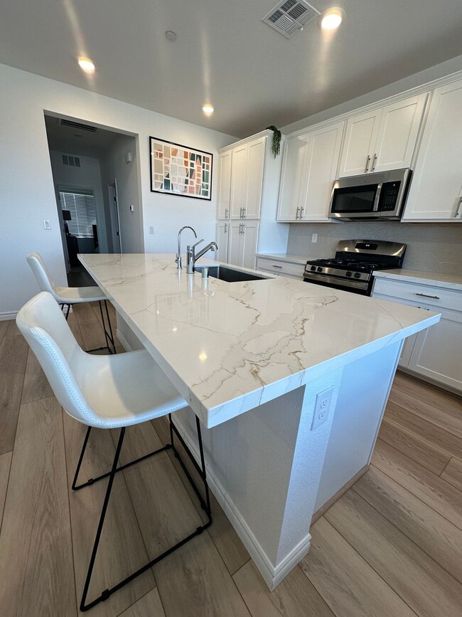 Building Photo - Fully furnished 55+ townhome with attached...