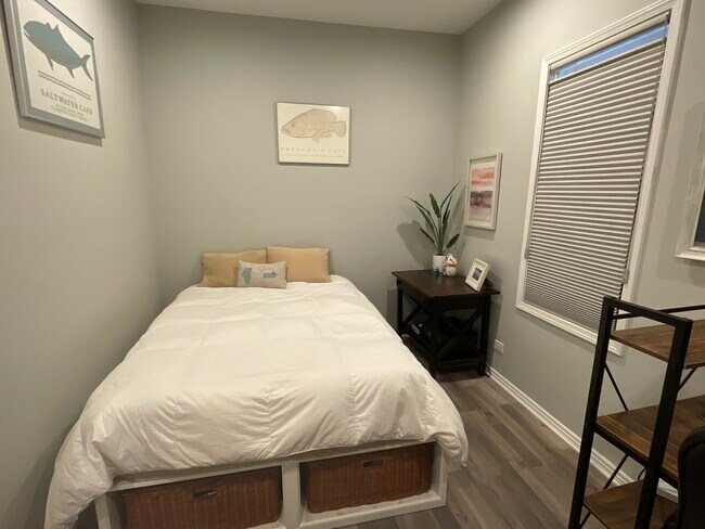 2nd Bedroom (Queen) - 2717 N Artesian Ave