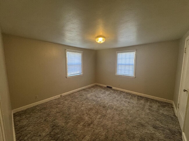 Building Photo - 2 Bedroom, 1 Bathroom Unit in 2nd Street D...
