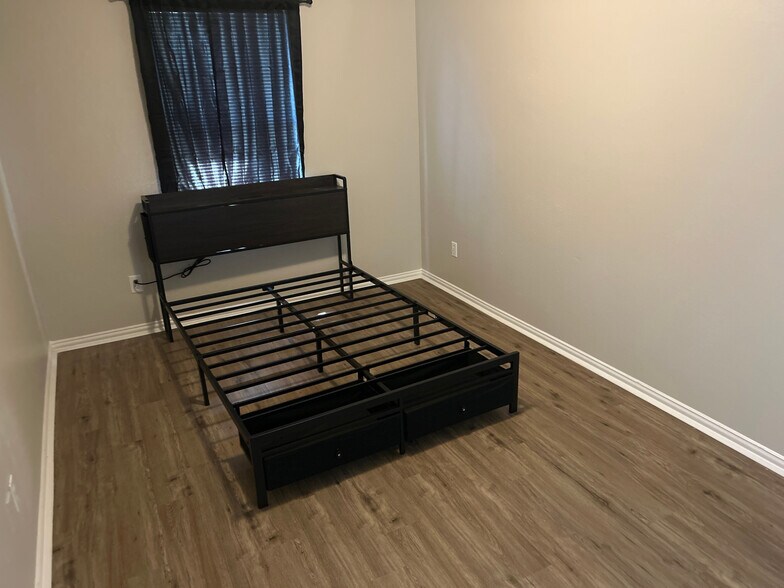 Building Photo - Room in Duplex on Stalcup Rd