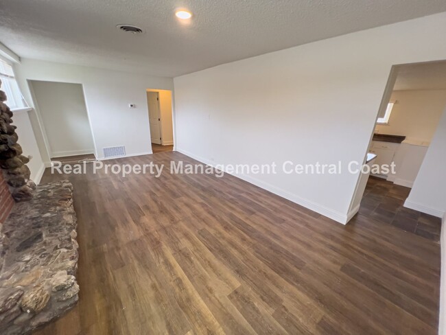 Building Photo - AVAILABLE FEBRUARY - Recently Remodeled Lo...