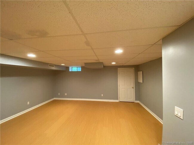 Building Photo - 719 Sandstone Dr