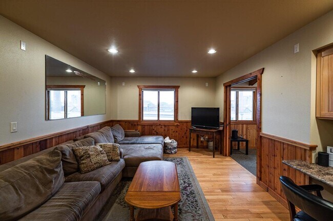 Building Photo - dschase