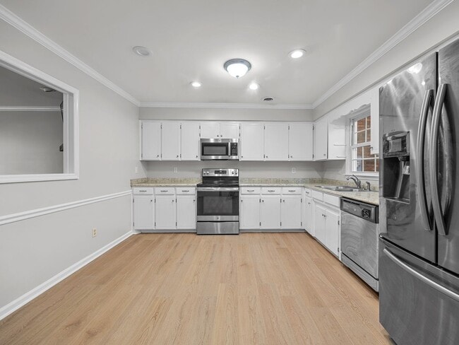 Building Photo - Charming 2BR/1.5BA Townhouse – Pets Welcom...