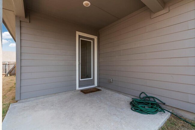 Building Photo - 121 Oakdale Meadows Ln