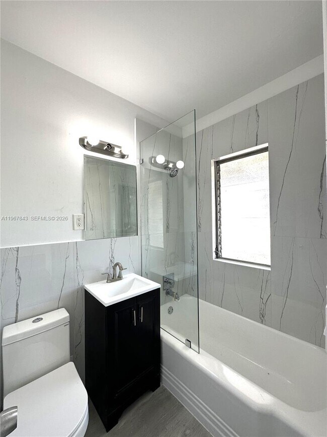 Building Photo - 1910 Biarritz Dr