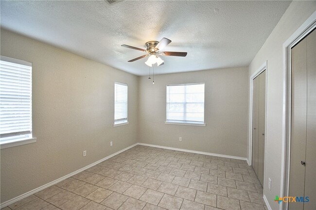 Building Photo - 527 Buttercup Ln