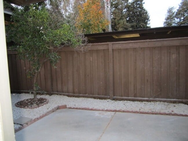 Building Photo - 2400 Shadow Ln