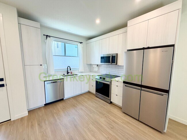 Building Photo - Newer 2-Bedroom, 1.5-Bathroom Townhome for Rent in SE Portland with Private Patio in Walkable Loc...