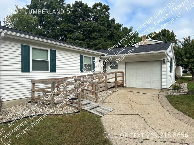 Building Photo - Large Westwood Kalamazoo home for rent!  4...