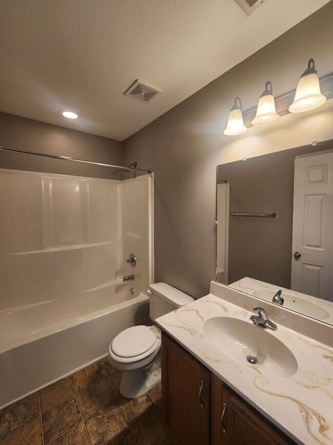 Building Photo - $2500 - 5 Bedrooms 3 Baths + Bonus Room