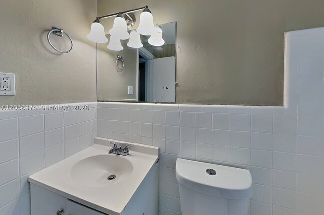 Building Photo - 2401 Jamaica Dr