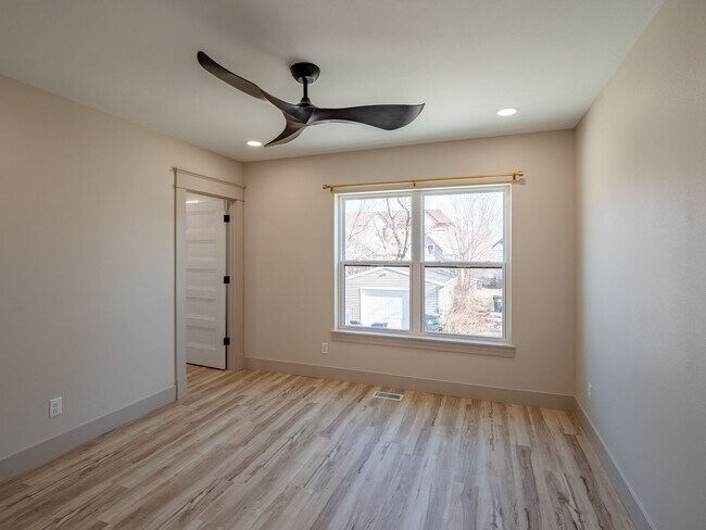 Building Photo - 922