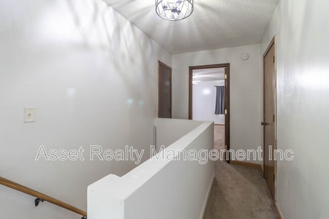 Building Photo - 817 Ridgeview Dr