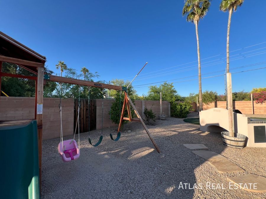 Building Photo - 1002 S Seco Pl