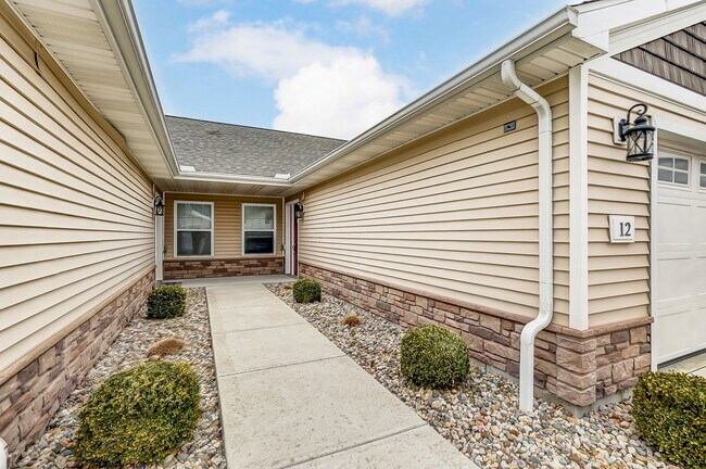 Building Photo - Victory Place Villas - 2 Bedroom, 2 Bathroom - End Unit