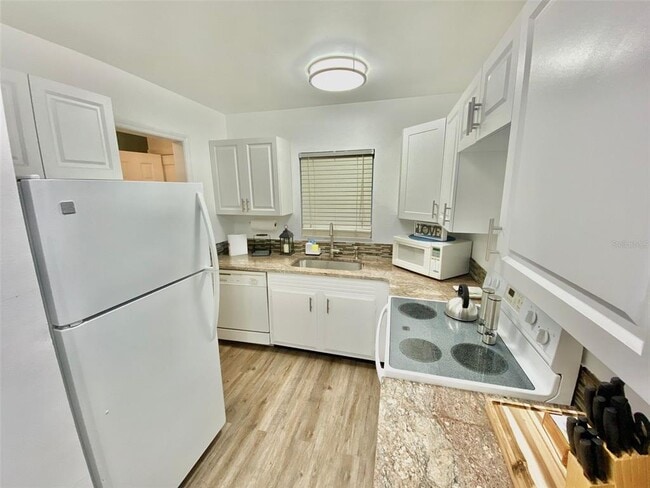 Building Photo - 1222 Villa Ln