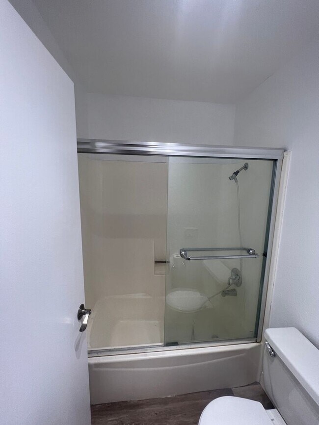 Building Photo - 4831 Lago Dr