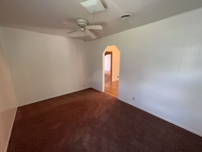 Building Photo - 906 Jefferis Ave