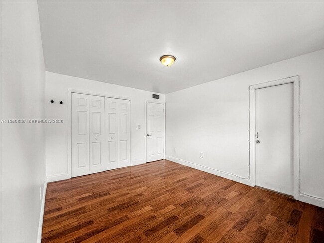 Building Photo - 520 NE 38th St