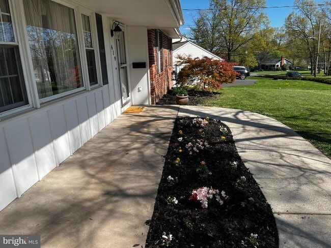 Building Photo - 619 Shadywood Dr