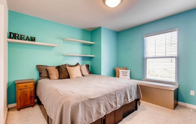 Building Photo - Beautiful 5 Bed 2.5 Bath Renton Home!