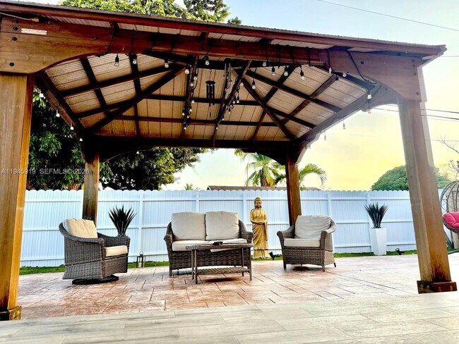 Building Photo - 690 E 6th Pl