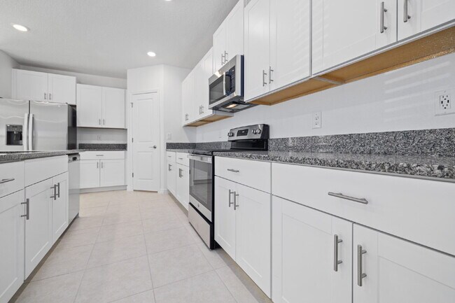 Building Photo - "Spacious 5-Bed Gem in Epperson community ...