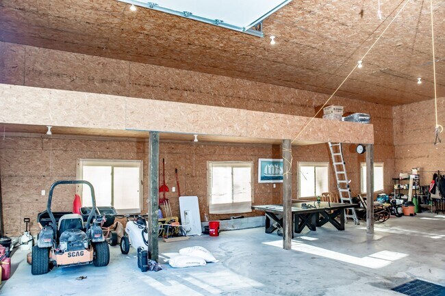 Building Photo - 4 Bedroom Hunting Lodge in Climax Springs