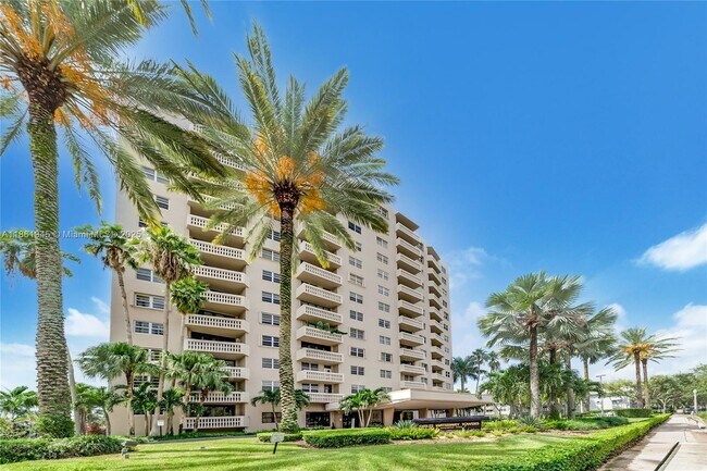 Building Photo - 90 Edgewater Dr