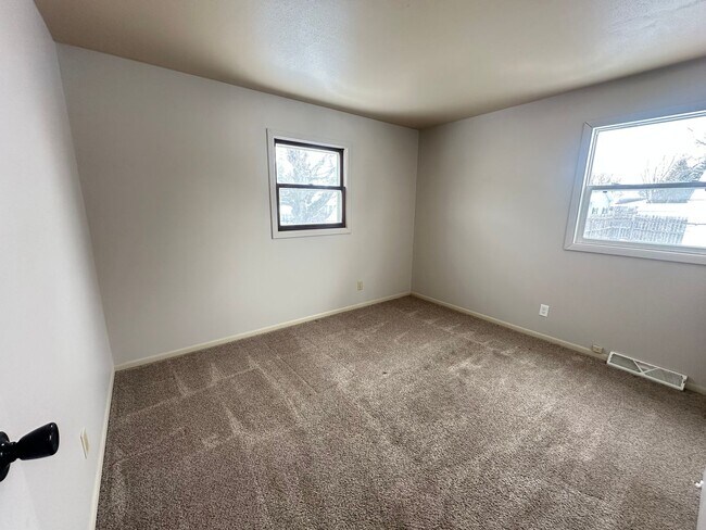 Building Photo - 1837-1837 Post Rd